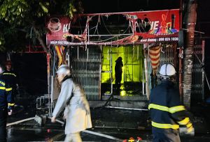 Lửa thiêu rụi nhiều tài sản của 4 căn nhà trên đường vào khu công nghiệp Vĩnh Tuy Lửa thiêu rụi nhiều tài sản của 4 căn nhà trên đường vào khu công nghiệp Vĩnh Tuy