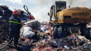 Kho chứa vải ở TPHCM cháy dữ dội, Cảnh sát căng mình nhiều giờ dập lửa Kho chứa vải ở TPHCM cháy dữ dội, Cảnh sát căng mình nhiều giờ dập lửa