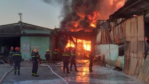 Đà Nẵng: Điều tra vụ cháy lớn ở tổng kho vật tư, thiết bị điện Đà Nẵng: Điều tra vụ cháy lớn ở tổng kho vật tư, thiết bị điện