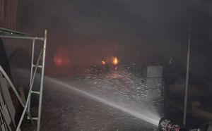 Kho bãi chứa vải vụn cháy rụi trong đêm Kho bãi chứa vải vụn cháy rụi trong đêm