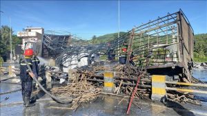 Xe tải bốc cháy khi đang lưu thông, nhiều hàng hóa bị thiêu rụi Xe tải bốc cháy khi đang lưu thông, nhiều hàng hóa bị thiêu rụi