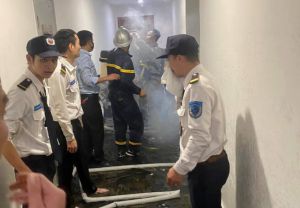 Hàng trăm người dân tháo chạy do cháy lớn ở căn hộ chung cư Hồ Tùng Mậu - Hà Nội Hàng trăm người dân tháo chạy do cháy lớn ở căn hộ chung cư Hồ Tùng Mậu - Hà Nội