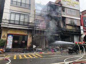 Cháy lớn kèm nhiều tiếng nổ tại cửa hàng gas ở Sa Pa Cháy lớn kèm nhiều tiếng nổ tại cửa hàng gas ở Sa Pa