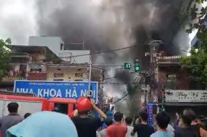 Cháy lớn ở chợ Vác, nhiều lực lượng đang dập lửa Cháy lớn ở chợ Vác, nhiều lực lượng đang dập lửa