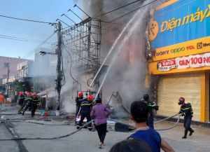 Cháy lớn ở cửa hàng Điện Máy Xanh Cờ Đỏ Cháy lớn ở cửa hàng Điện Máy Xanh Cờ Đỏ