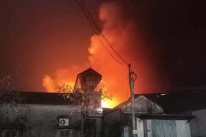 Cháy lớn ở Hà Nội, khói lửa cuồn cuộn kèm tiếng nổ lớn Cháy lớn ở Hà Nội, khói lửa cuồn cuộn kèm tiếng nổ lớn