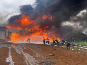 Cháy lớn tại khu nhà kho nông nghiệp ở Lâm Đồng Cháy lớn tại khu nhà kho nông nghiệp ở Lâm Đồng