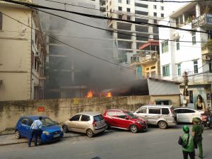 Cháy lớn tại Sở Văn hóa và Thể thao Hà Nội, 1 ô tô bị thiêu rụi Cháy lớn tại Sở Văn hóa và Thể thao Hà Nội, 1 ô tô bị thiêu rụi
