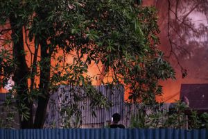 Hà Nội: Cháy lớn bãi nhựa cạnh nghĩa địa, cột khói đen kịt bốc cao hàng chục mét Hà Nội: Cháy lớn bãi nhựa cạnh nghĩa địa, cột khói đen kịt bốc cao hàng chục mét