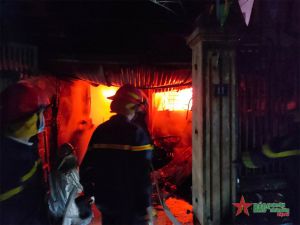 Hà Nội: Cháy nhà ở đường Giáp Nhị, kịp thời giải thoát 3 bố con Hà Nội: Cháy nhà ở đường Giáp Nhị, kịp thời giải thoát 3 bố con