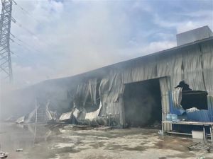 Hải Phòng: Cháy lớn thiêu rụi nhà xưởng rộng hàng nghìn mét vuông Hải Phòng: Cháy lớn thiêu rụi nhà xưởng rộng hàng nghìn mét vuông