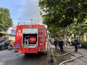 Một nhà kho rộng gần 10.000m2 ở Bình Dương cháy lớn Một nhà kho rộng gần 10.000m2 ở Bình Dương cháy lớn