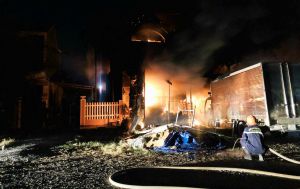 Quảng Nam: Ngôi nhà 2 tầng bốc cháy dữ dội trong đêm, phát ra nhiều tiếng nổ Quảng Nam: Ngôi nhà 2 tầng bốc cháy dữ dội trong đêm, phát ra nhiều tiếng nổ