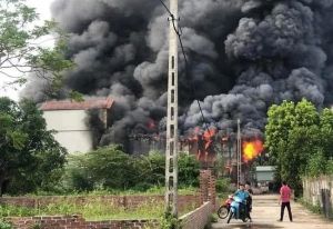 Hà Nội: Cháy lớn tại xưởng sản xuất chăn đệm, 3 mẹ con bị thương