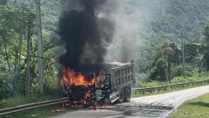 Xe tải chở đá đâm vào ta luy đường bốc cháy dữ dội Xe tải chở đá đâm vào ta luy đường bốc cháy dữ dội