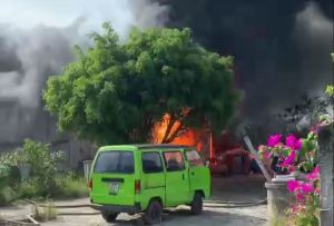 Thái Bình: Cháy kho sơn rộng hàng trăm m2, khói đen ngút trời Thái Bình: Cháy kho sơn rộng hàng trăm m2, khói đen ngút trời