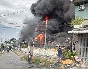 TP.HCM: Cháy lớn xưởng vải tại Hóc Môn, nhiều tài sản bị thiêu rụi TP.HCM: Cháy lớn xưởng vải tại Hóc Môn, nhiều tài sản bị thiêu rụi