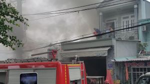 TP.HCM: Cháy nhà giữa trưa, người dân ôm bình gas bỏ chạy TP.HCM: Cháy nhà giữa trưa, người dân ôm bình gas bỏ chạy