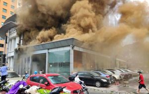 Hà Nội: Cháy lớn tại nhà hàng Bay Buffet, khách hoảng loạn tháo chạy Hà Nội: Cháy lớn tại nhà hàng Bay Buffet, khách hoảng loạn tháo chạy