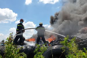 Xưởng chứa lốp xe cũ hơn 1.000 m2 bốc cháy ngùn ngụt ở TP.HCM Xưởng chứa lốp xe cũ hơn 1.000 m2 bốc cháy ngùn ngụt ở TP.HCM