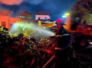 Nghệ An: Cháy lớn tại cụm công nghiệp Tháp – Hồng – Kỷ Nghệ An: Cháy lớn tại cụm công nghiệp Tháp – Hồng – Kỷ