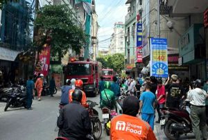 Cháy dữ dội nhà ở quận Cầu Giấy, người dân hoảng loạn tháo chạy Cháy dữ dội nhà ở quận Cầu Giấy, người dân hoảng loạn tháo chạy