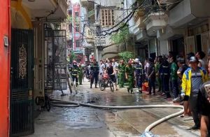 Cháy lớn tại căn nhà 3 tầng ở quận Cầu Giấy Cháy lớn tại căn nhà 3 tầng ở quận Cầu Giấy