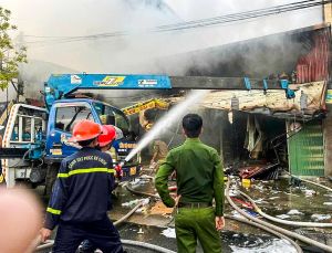 Cháy lớn thiêu rụi cửa hàng bán đồ gia dụng ở Nam Định Cháy lớn thiêu rụi cửa hàng bán đồ gia dụng ở Nam Định