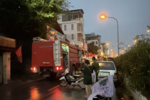 Cháy nhà trong ngõ sâu ở Hà Nội, cảnh sát kéo hàng chục mét vòi dập lửa Cháy nhà trong ngõ sâu ở Hà Nội, cảnh sát kéo hàng chục mét vòi dập lửa