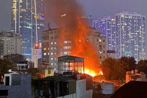 Cháy tầng 4 nhà tập thể ở đường Đê La Thành, Hà Nội Cháy tầng 4 nhà tập thể ở đường Đê La Thành, Hà Nội