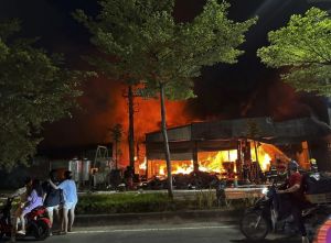 Cháy xưởng lốp ô tô ở Từ Sơn, Bắc Ninh khói đen dày đặc Cháy xưởng lốp ô tô ở Từ Sơn, Bắc Ninh khói đen dày đặc