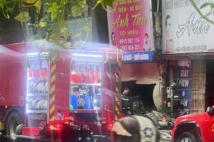 Cửa hàng đồ chơi ở Hà Nội bốc cháy lúc rạng sáng Cửa hàng đồ chơi ở Hà Nội bốc cháy lúc rạng sáng