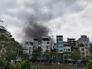 Hà Nội: Cháy lớn gần Trường Đại học Thương mại, sinh viên tháo chạy khỏi phòng trọ Hà Nội: Cháy lớn gần Trường Đại học Thương mại, sinh viên tháo chạy khỏi phòng trọ
